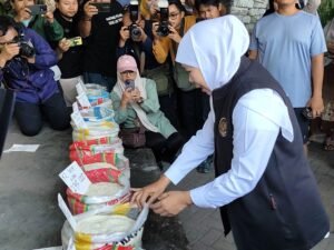 Gubernur Jatim Tinjau Pasokan Beras SPHP di Pasar Larangan
