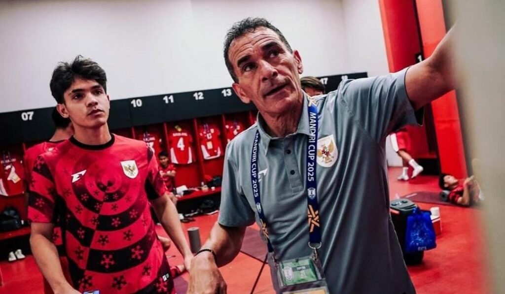 Pelatih Gerald Vanenburg memberikan pengarahan kepada pemain Garuda muda.(Tangkapan layar Instagram GeraldVanenburgofficial)