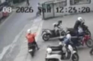Nekat, Maling Berjaket Ojol Gasak Motor di Swalayan Sidoarjo saat Siang Bolong