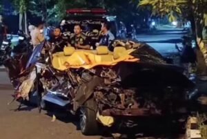 Tragis, Mobil Honda Civic Merah Terguling 50 Meter di Jalur Juanda, Warga Surabaya Tewas di Dalam Kabin